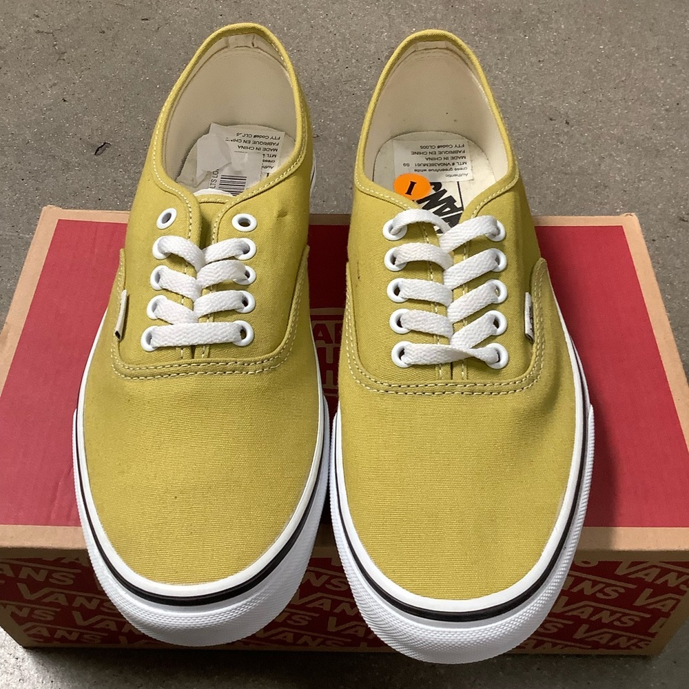 Authentic
cress green/true white